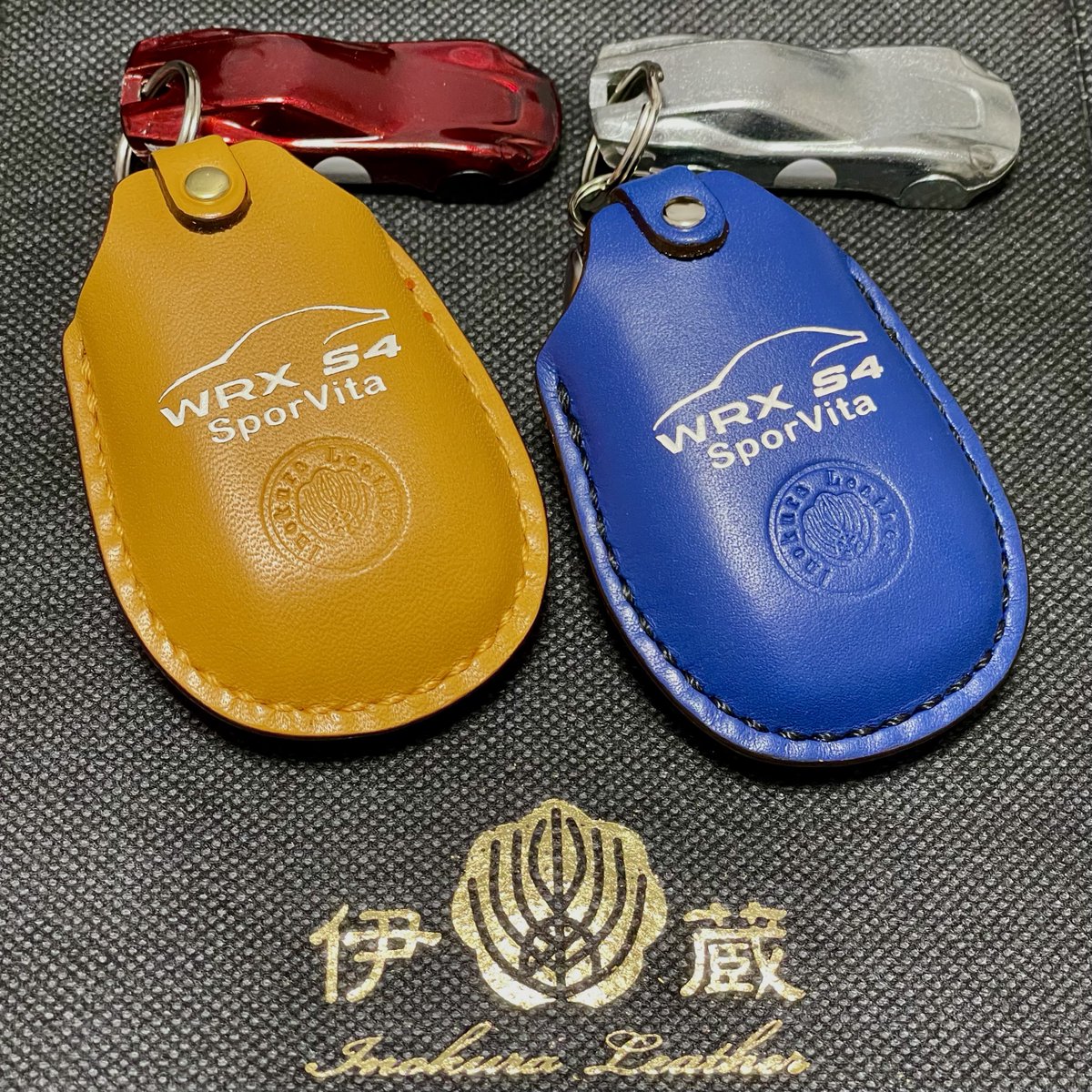 Alcyone_SVX_'s tweet photo. めちゃくちゃ素敵なキージャケットを製作していただきました🥳
ひとつはボディカラー、もうひとつは内装色イメージということで!
クーペクリップも付けて完璧...💯
製作ありがとうございました😊
#伊の蔵レザー
#DesignedbyHide
#WRXS4 https://t.co/MZVnCQ56o3