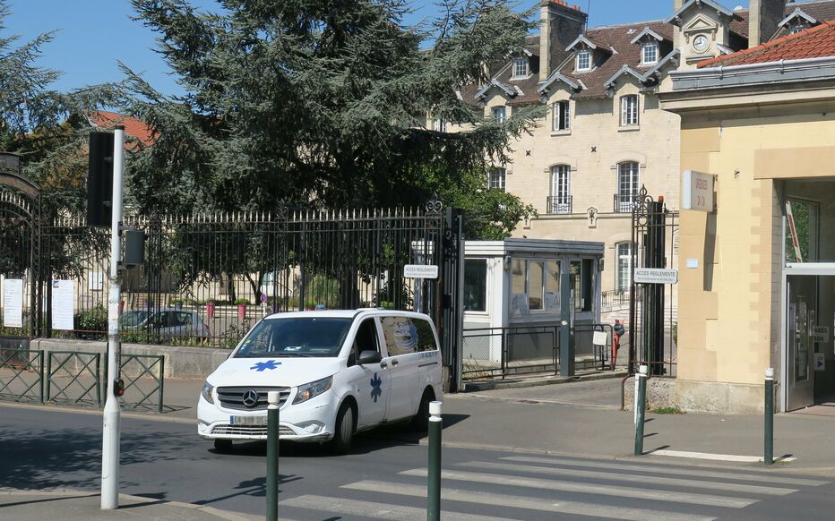 F_Desouche's tweet photo. Nanterre (92) : deux patientes âgées de 70 et 78 ans violées à l’hôpital, une fillette de 12 ans violée deux jours plus tard par le même homme, un migrant congolais (MàJ : il prétend agir sous le coup de pulsions mais ciblait les personnes vulnérables)
https://t.co/kIT55wcoPS https://t.co/jsv6YXIvnM
