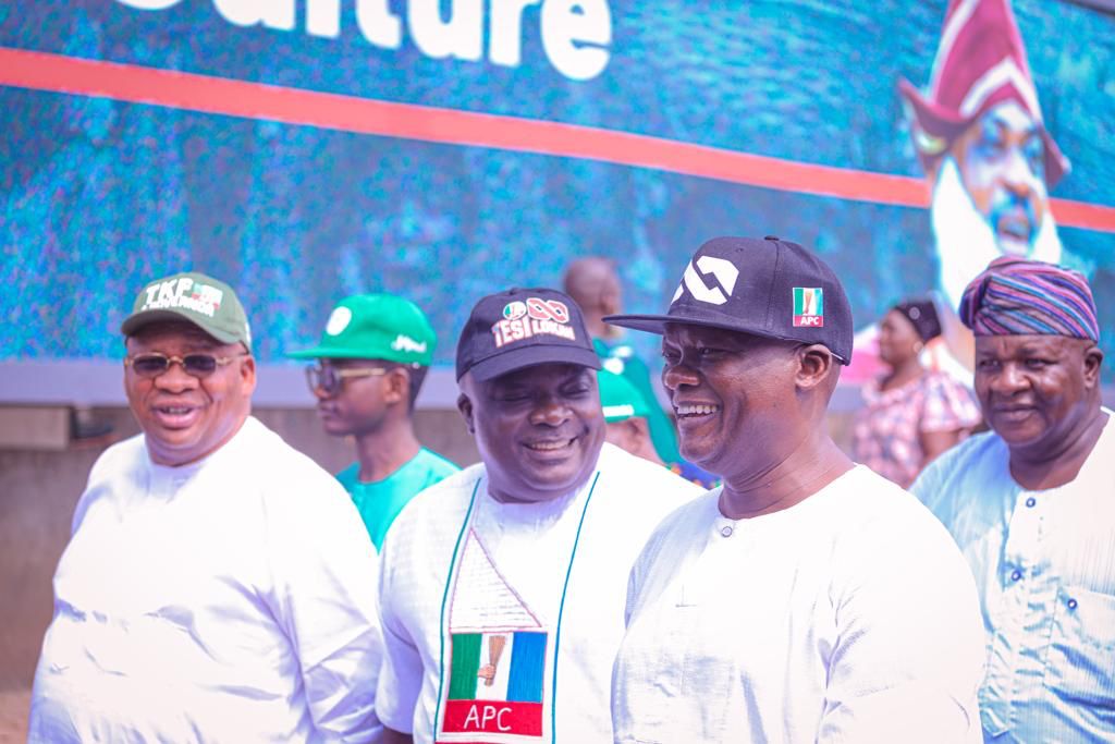 BashdaWeb3's tweet photo. Sen. Teslim Folarin in Lagos for #LagosAPCRally
Tessy nation
#sweepitclean https://t.co/IJHp0Lr9wY