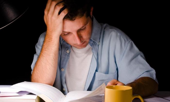 No necesitamos decir «enfocar» cuando queremos decir «concentrarse», ya que disponemos de esta palabra (y +), y aquella no es sino un innecesario calco del «focus on» o «focus on doing» inglés, que, nuevo, en vez de sumarse y enriquecer, lo que va a hacer es desplazar términos.