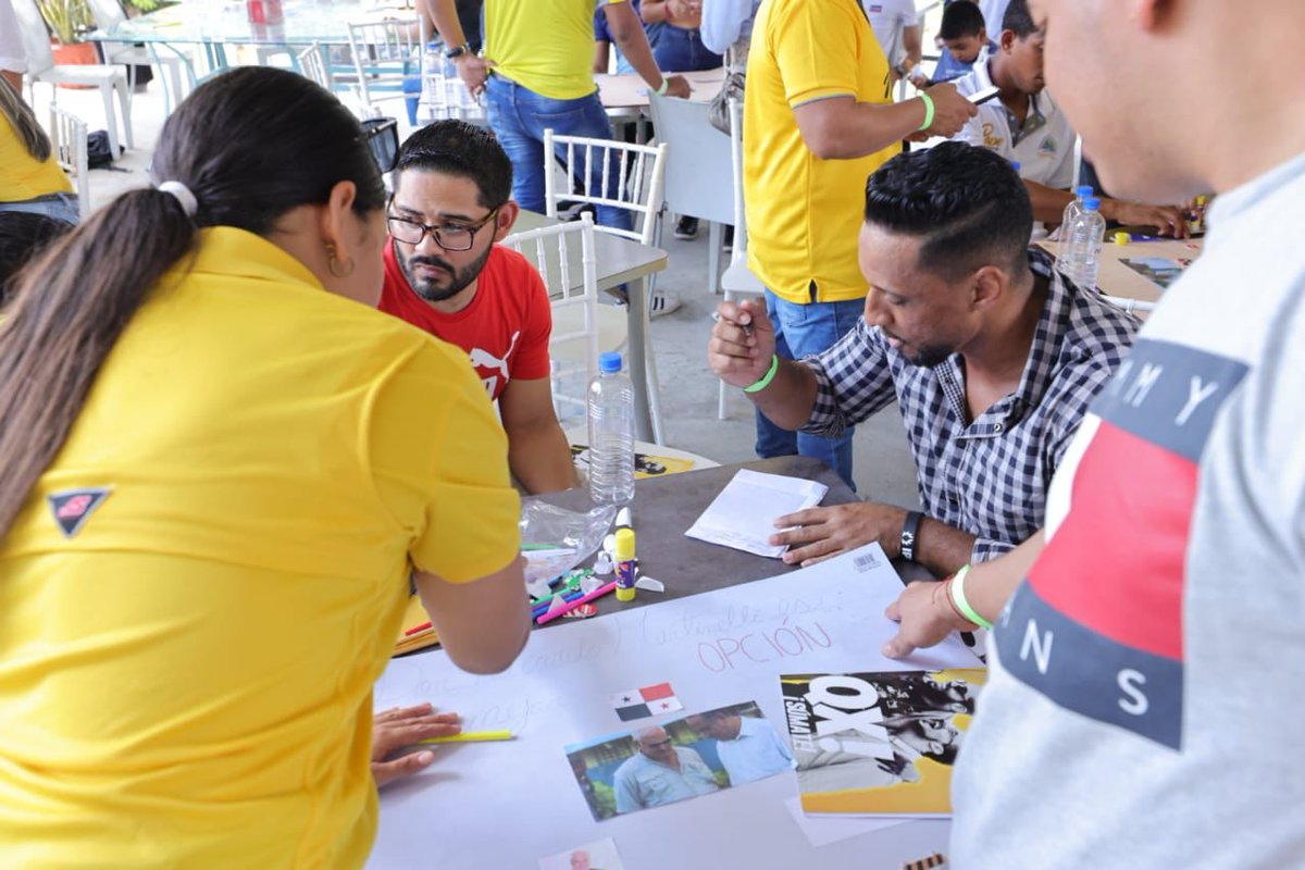 DiaaDiaPa's tweet photo. #ElPaísDD Jóvenes de Arraiján @somosrmpa  desarrollan un taller de liderazgo, donde exponen temas relacionados a “Ricardo Martinelli y el Nuevo Cambio”. Los acompañan diferentes precandidatos. Esta actividad es organizada por la Juventud Nueva Política de Arraiján. https://t.co/mVcrikjTCf