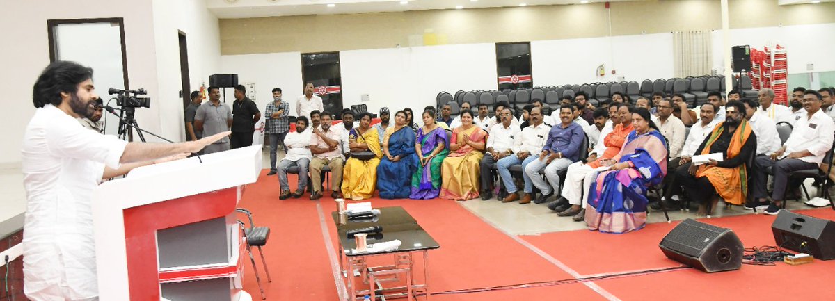 JanaSenaParty's tweet photo. మంగళగిరిలో తూర్పు కాపు సంక్షేమ సంఘం సమావేశంలో జనసేన అధ్యక్షులు శ్రీ @PawanKalyan గారు.

Full Album Link: https://t.co/NaigRW89uV https://t.co/tGtnZxwPAM