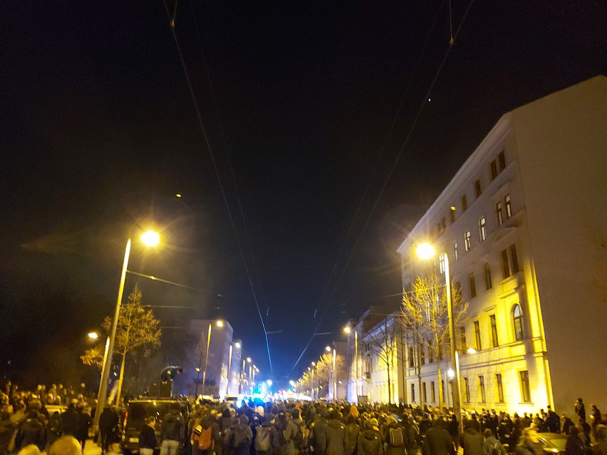 kopptisch's tweet photo. 500+ Leute an Blockade. Die werden sie nicht geräumt bekommen. Faschos stehen sich Beine in den Bauch. Stark! #le2611 https://t.co/6ZRWxdM2QE
