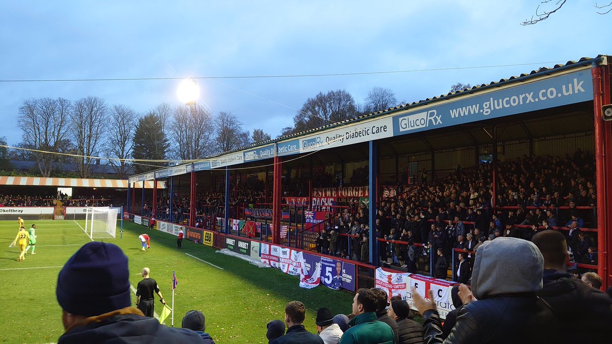 D5Football's tweet photo. Top National League away attendances today.

Southend - 705
Maidenhead - 54
Eastleigh - 30
Gateshead - 27
No numbers for Scunthorpe &amp; York.

#Blues #WeAreMaidenhead #Spitfires https://t.co/hl5pTXac2b