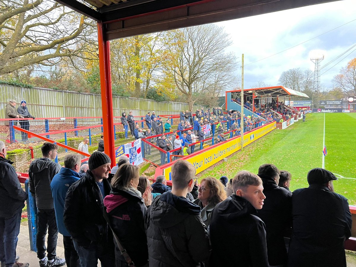 D5Football's tweet photo. Top National League away attendances today.

Southend - 705
Maidenhead - 54
Eastleigh - 30
Gateshead - 27
No numbers for Scunthorpe &amp; York.

#Blues #WeAreMaidenhead #Spitfires https://t.co/hl5pTXac2b