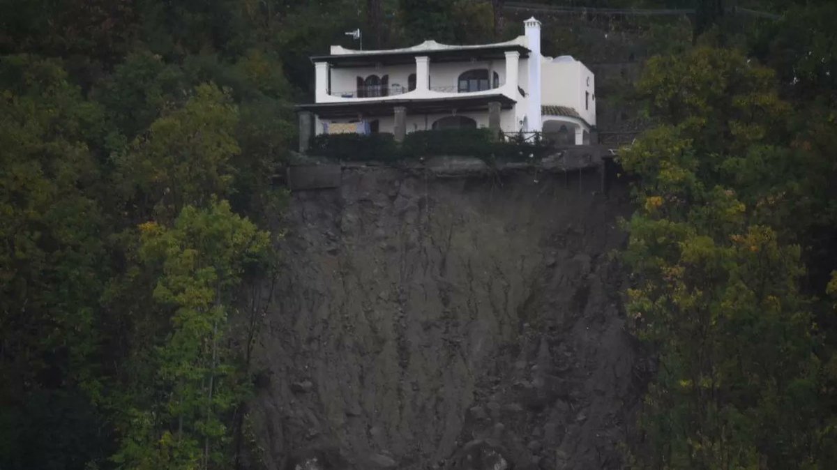 yanez72's tweet photo. Questa foto di @repubblica spiega molte cose, purtroppo. #Ischia #Casamicciola https://t.co/KF3nZDNdm8