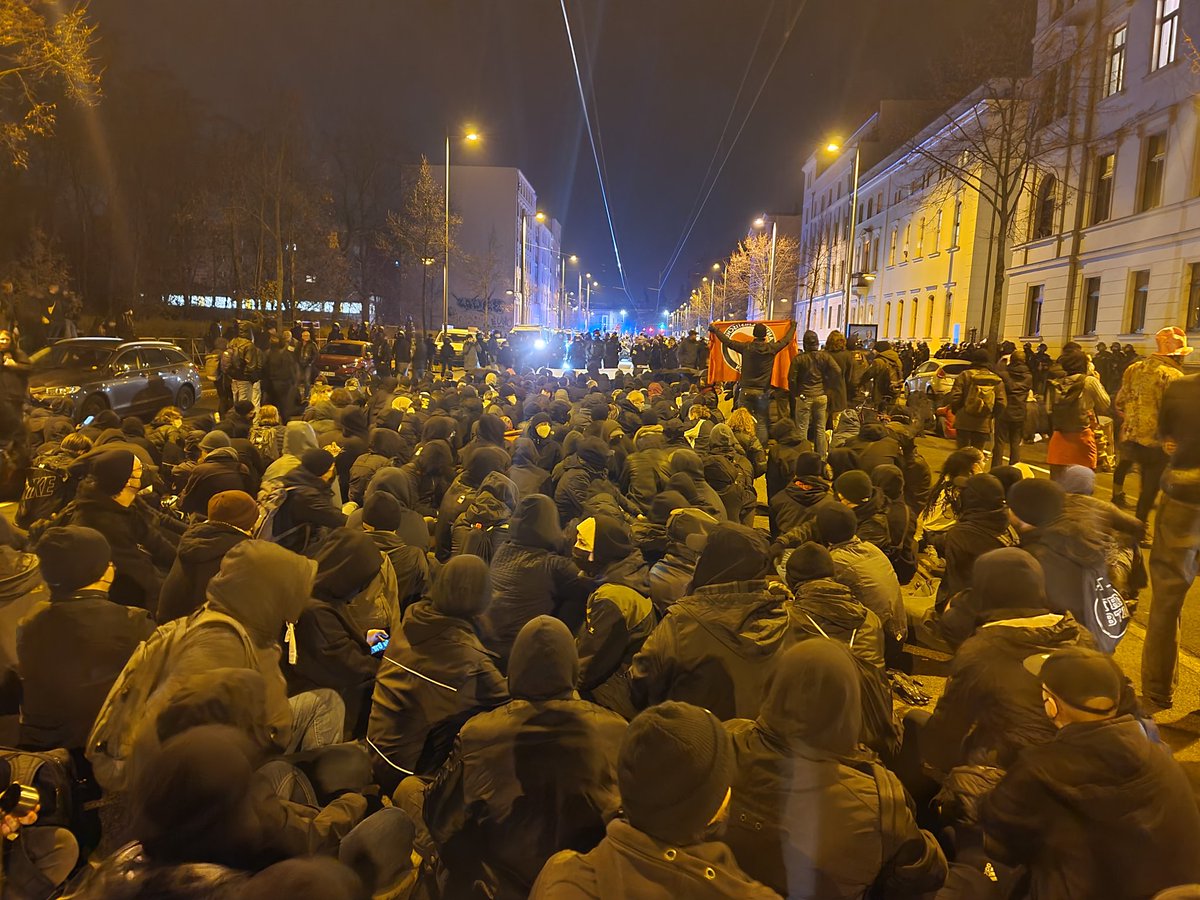 JKasek's tweet photo. 1840 die Friedrich Ebert Str ist dicht. #le2611 #nocompact https://t.co/AlOd9iFRuf