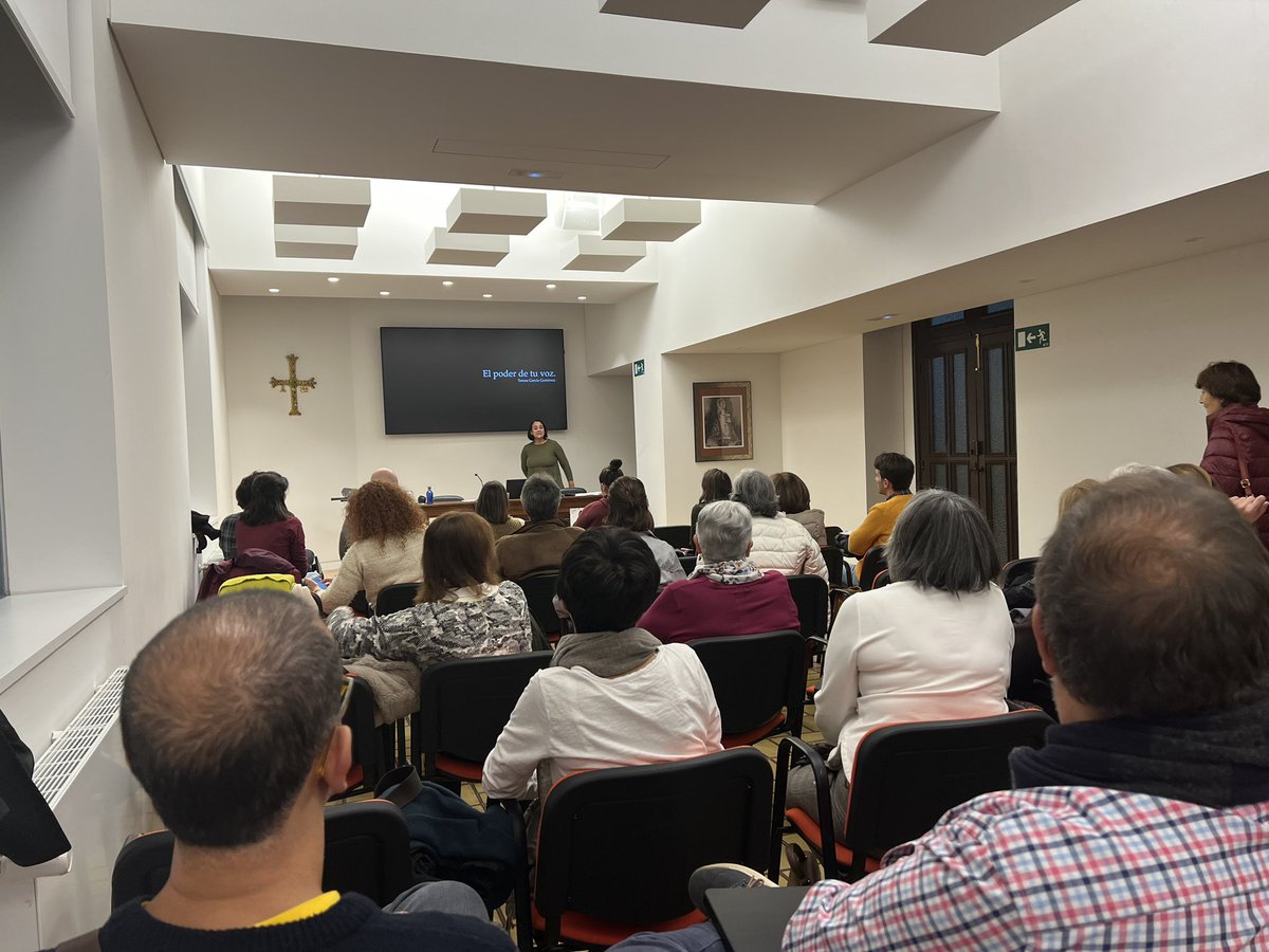 escolania's tweet photo. Llenazo en el Seminario Metropolitano para escuchar a la musicoterapeuta Teresa García en su ponencia “El poder de tu voz”. Arrancamos!! 😍 https://t.co/tQWkbijbF1