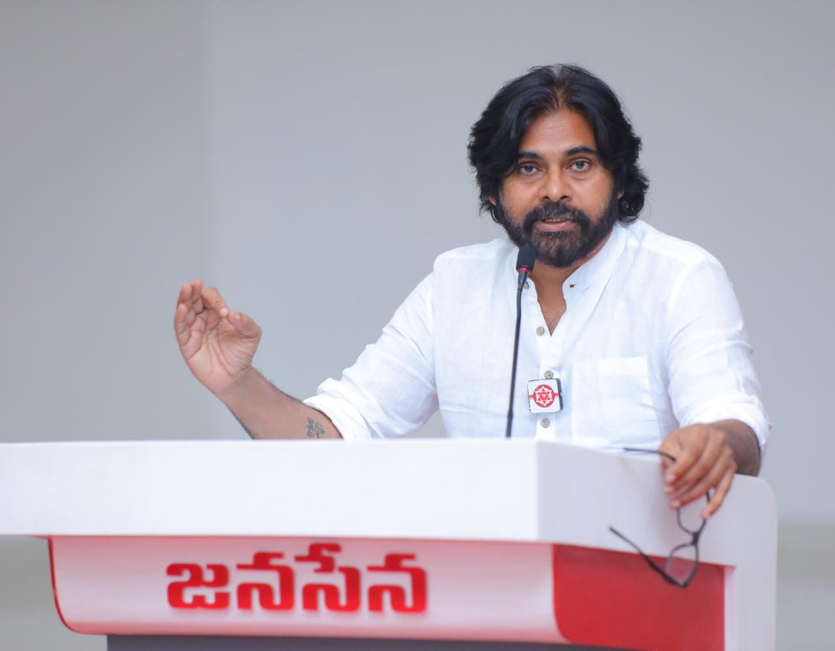 JanaSenaParty's tweet photo. * రాజకీయ చైతన్యంతో... ఒకరిని ప్రాధేయపడే పరిస్థితి మార్చండి 

*కులానికో పదవి... రూ. 75 వేల జీతం ఇచ్చి నోరు మూయిస్తున్నారు 

* కులంలో కొంతమంది చెంచాలు... కుల ప్రయోజనాలను తాకట్టు పెడుతున్నారు 

* బీసీల్లో ఐక్యత లోపిస్తే కొంతమంది వ్యక్తుల సమూహానికి లొంగాలి https://t.co/KrMEH5PSY8