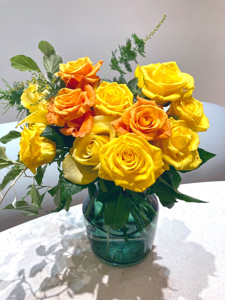 ruben_corella's tweet photo. #roses #rosas #Roseslover #ramoderosas #bunch #bunchofroses #yellowmood #yellowroses #rosasamarillas #yellowlover #decoration #decorating #deco #arte #gorgeous #Autumnroses #rosasdeotoño https://t.co/0sk3aoDTF8