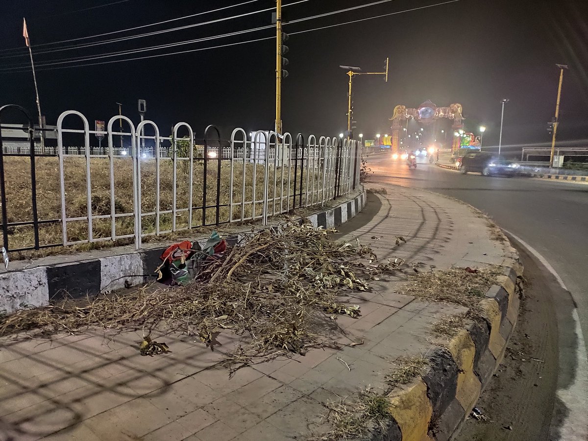 We @TeamSilverCity hs done a cleanliness campaign at Judicial Academy roundabout this evening. Requesting @CMCCuttack to collect the garbage tomorrow morning,it would be easier for us & CMC to do the next round cleaning. Our City Our responsibility ☺️ @SSingh_odisha @iammdmoquim
