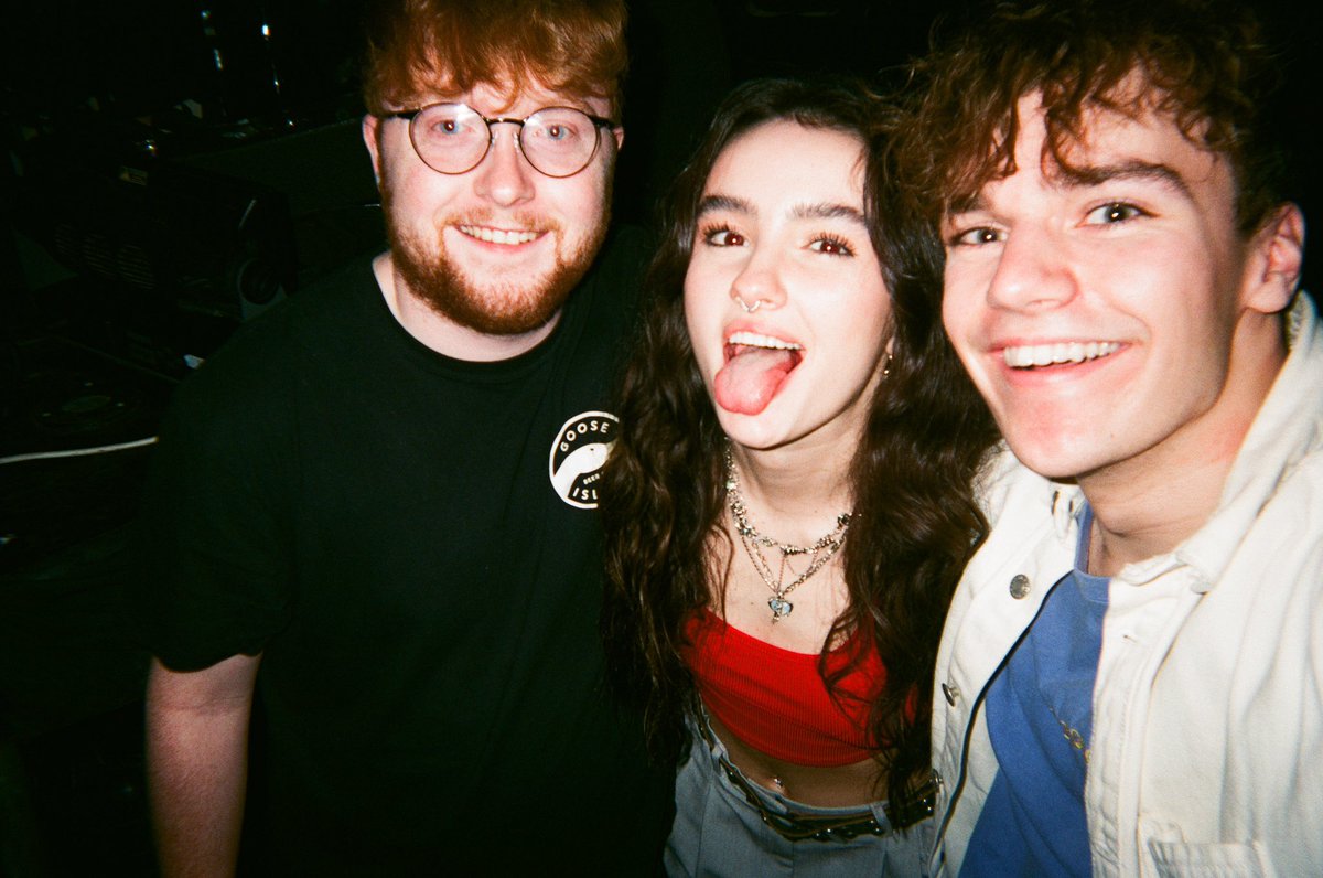 thisisrift's tweet photo. some lovely disposables 🥺 @renforshort @imvalenciagrace https://t.co/gBnWkdvMXL