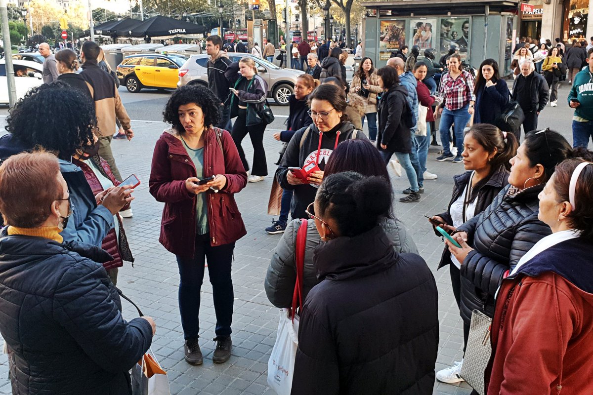 Aquesta tarda fem la darrera sessió dl Taller d’alfabetització digital adreçat a cuidadores, organitzat x Amb Cura amb el suport d l'Espai #BarcelonaCuida. Avui hem après a fer servir el Google Maps. Enhorabona a les companyes participants, juntes trenquem la bretxa digital! 💪🏿💜