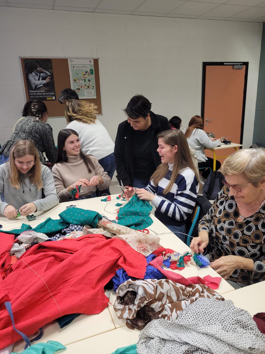 stssauthie's tweet photo. Pour la #SERD,  Troc’Authie a organisé ds ateliers d’upcycling. 
➡️40 élèves et une dizaine d’adultes (enseignants et parents &amp; grands-parents) ont confectionné porte-carte, tote bag ou couronnes de Noël à partir de textiles usagés👚♻️👖
#recyclage #rev3 
@AmiensEdd @ademe @rev3 https://t.co/zffsSc3SWy