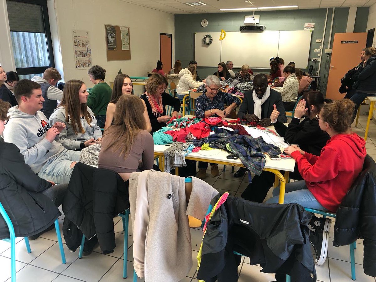 stssauthie's tweet photo. Pour la #SERD,  Troc’Authie a organisé ds ateliers d’upcycling. 
➡️40 élèves et une dizaine d’adultes (enseignants et parents &amp; grands-parents) ont confectionné porte-carte, tote bag ou couronnes de Noël à partir de textiles usagés👚♻️👖
#recyclage #rev3 
@AmiensEdd @ademe @rev3 https://t.co/zffsSc3SWy