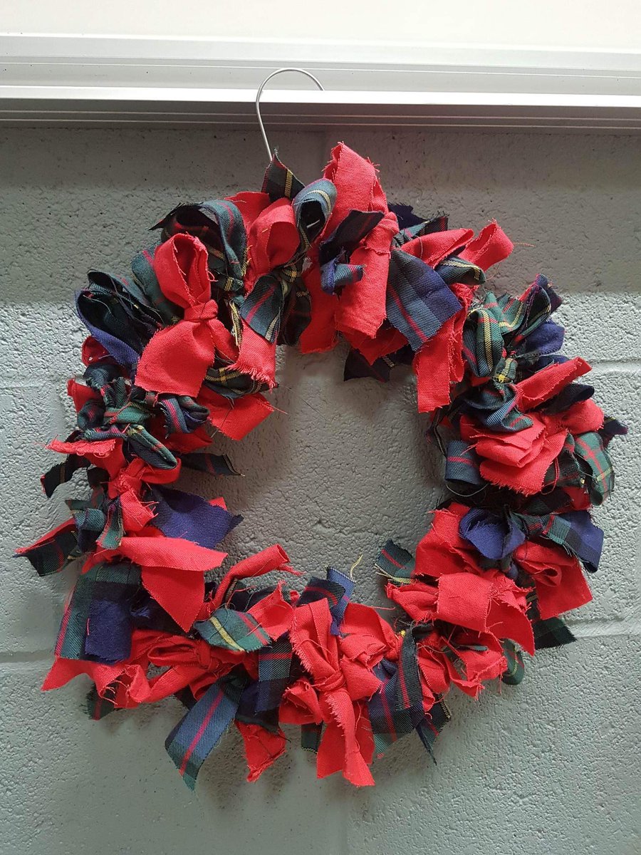 stssauthie's tweet photo. Pour la #SERD,  Troc’Authie a organisé ds ateliers d’upcycling. 
➡️40 élèves et une dizaine d’adultes (enseignants et parents &amp; grands-parents) ont confectionné porte-carte, tote bag ou couronnes de Noël à partir de textiles usagés👚♻️👖
#recyclage #rev3 
@AmiensEdd @ademe @rev3 https://t.co/zffsSc3SWy