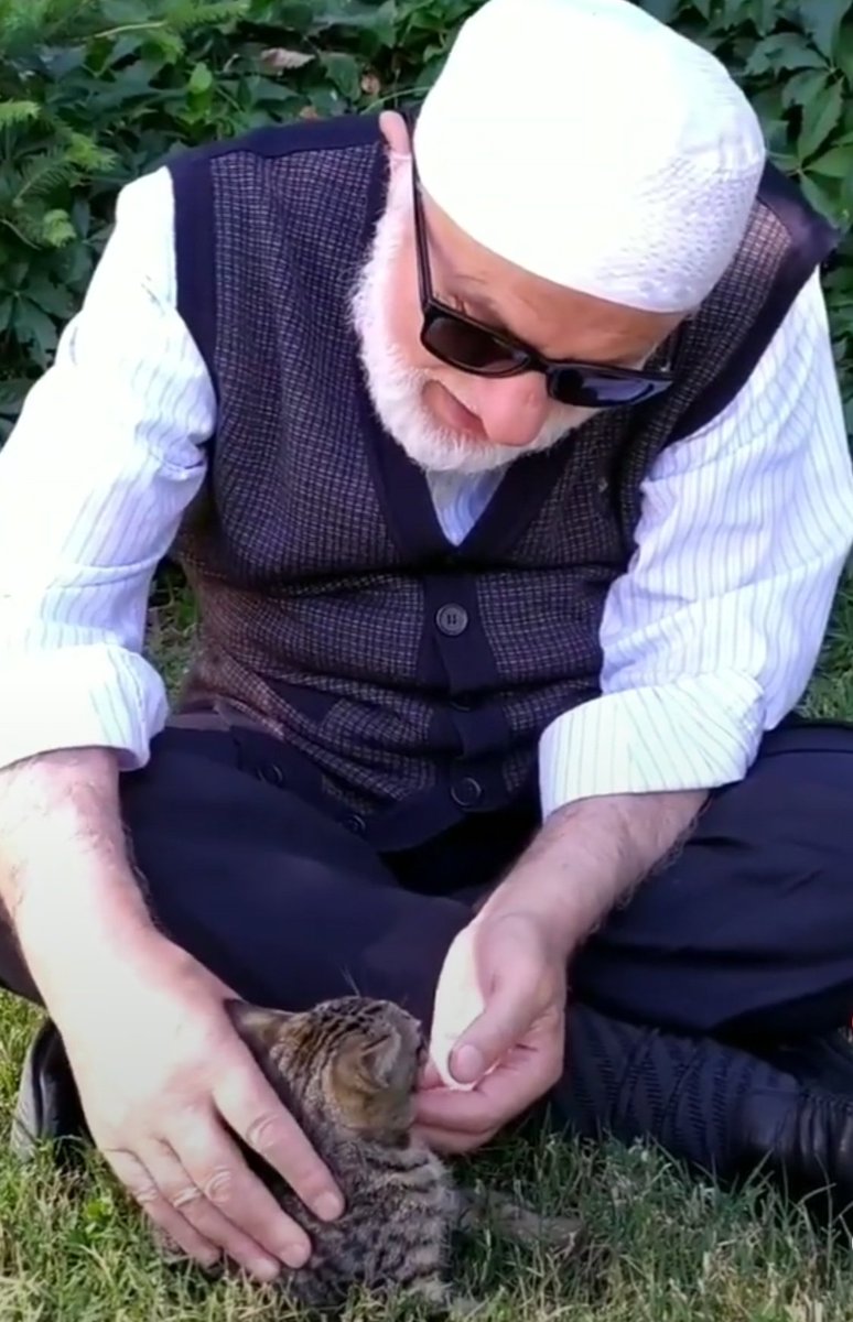 Hayvan hakkı insan hakkından daha ağırdır. Çünkü insanlarla helâllaşmak mümkündür. Zâlimin varsa sevabı mazluma verilir, yoksa mazlumun günâhları zâlime yükletilir. Böylece haklaşma sağlanır.

Hayvanlarla helalleşilemediğinden adalet gereği ceza verilmelidir

#Konyadakatliamvar