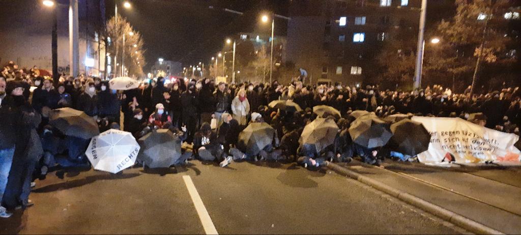 OmasGegRechtsLE's tweet photo. #le2611
Stabile Blockade Fr.-Ebert.-Str. 
Faschozug muss stoppen!
💪🏼❤️✊🏻 https://t.co/RxPSWhSDz7