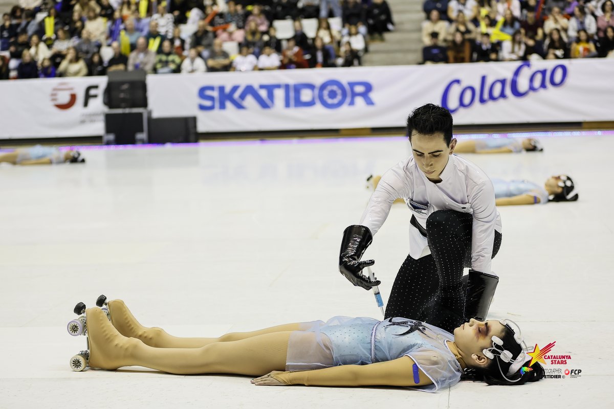 FCPatinatge's tweet photo. 🫡 𝗦𝗘𝗚𝗨𝗜𝗠 𝗧𝗥𝗘𝗣𝗜𝗧𝗝𝗔𝗡𝗧 𝗠𝗢𝗟𝗧 𝗙𝗢𝗥𝗧!!

🥳 Que no pari la festa!

🔝 L'equip Blau manté la primera posició!

#PatinatgeArtístic @StarsArtistic @Skatidor https://t.co/PXYSPNoCjX