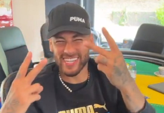 jadekdd's tweet photo. o problema do neymar é em quem ele vota? 
os brasileiros tão sendo politizados demais por não quererem ele na seleção?

a thread pra lembrar que neymar jr já existia antes de declarar o voto em vcs sabem quem. https://t.co/nyo9i2B6Cd