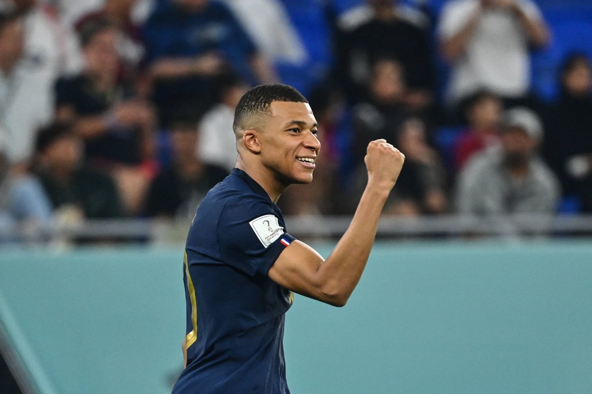 ActuFoot_'s tweet photo. À 23 ans, Kylian Mbappé a déjà inscrit autant de buts en Coupe du monde que Leo Messi (7) et un de moins que Cristiano Ronaldo (8). 🇫🇷💎 https://t.co/NS0CPU4mii