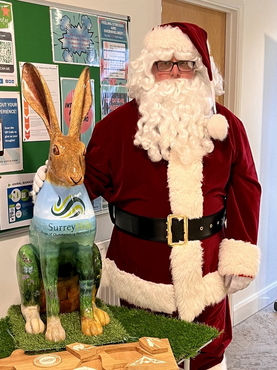 Delighted to welcome a special guest at our stall ⁦⁦⁦@merristevents⁩ Xmas fair. Only 29 days to #Xmas Why not buy a Surrey Hills Society Membership Goft Pack for your friend or partner or even yourself! ⁦Protect and Enjoy @SurreyHillsAONB⁩