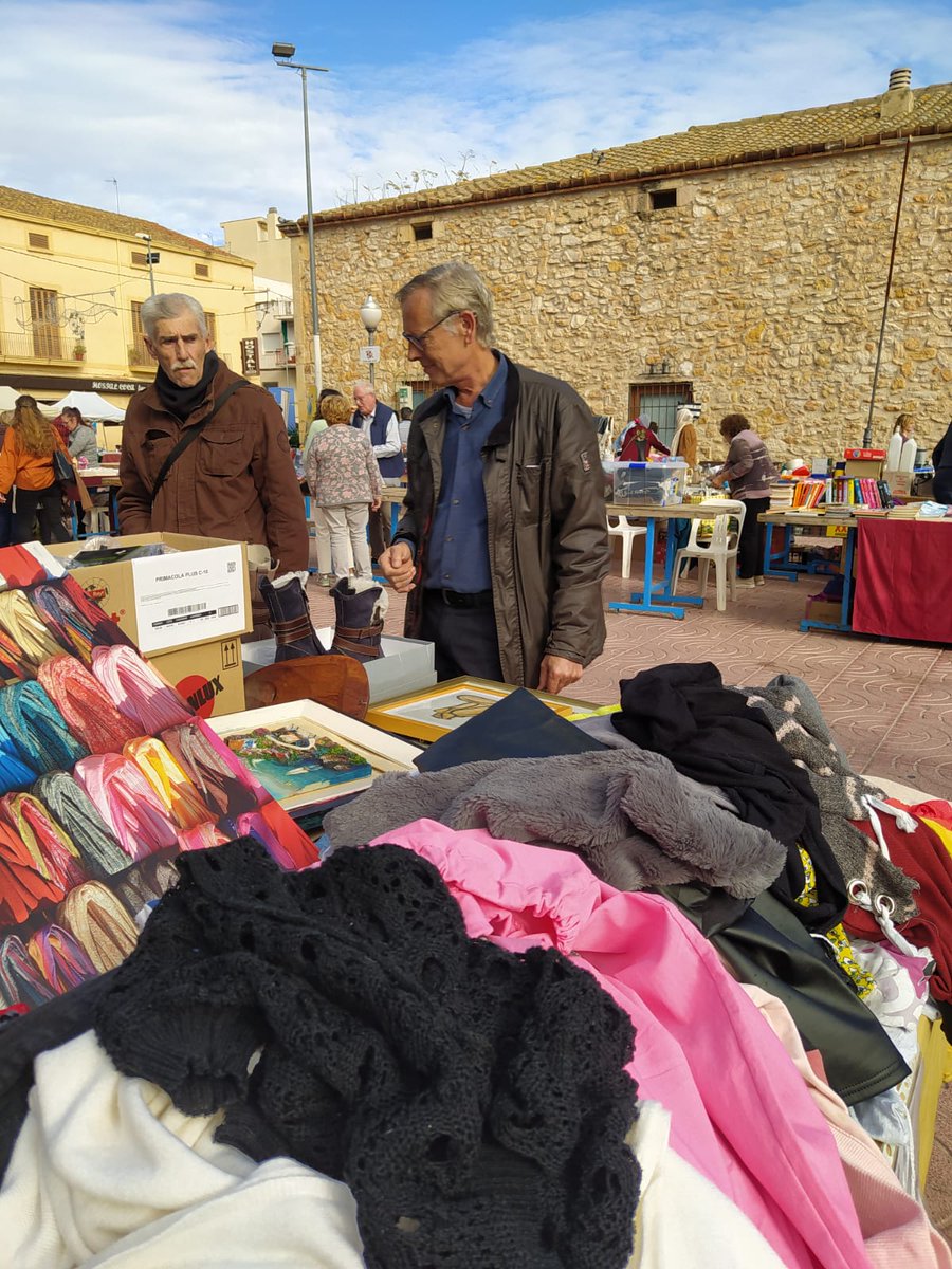 La plaça de les monges de #Torredembarra molt animada aquest matí al 4t mercat d'intercanvi i segona mà #SetmanaEuropeaPrevencióResidus