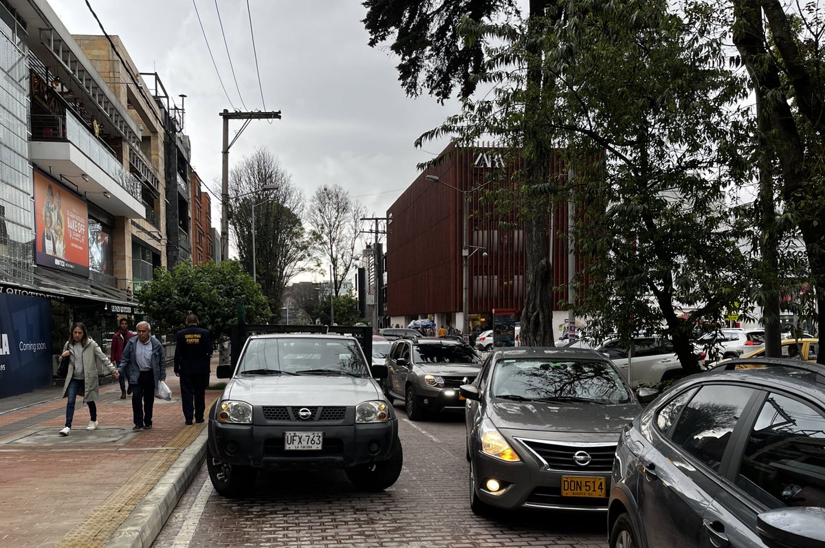 Tremendo trancón que está armando este señor con placas UFX763. Como el tráfico está esperando ingreso al centro comercial El Retiro, no hay canal de sobrepaso para el resto de los autos. El señor no siguió las recomendaciones de los vigilantes <a href="/SectorMovilidad/">Movilidad Bogotá</a> <a href="/TransitoBta/">Policía de Tránsito Bogotá</a>