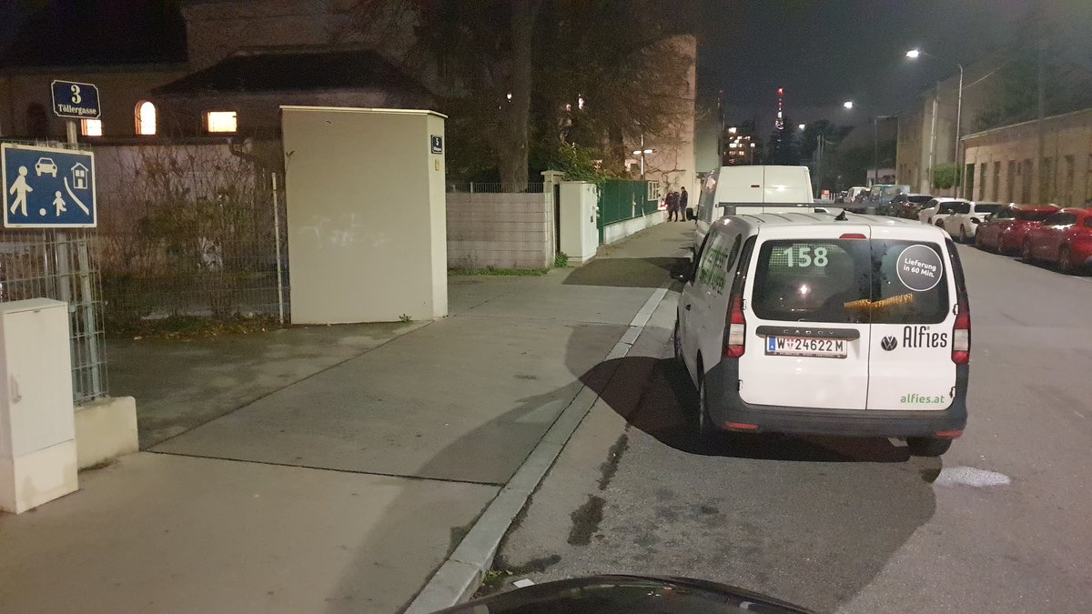 autofilou's tweet photo. Darf man dieses Parkverhalten sowas als minderbemittelt bezeichnen?!

Als ob nicht Platz genug wäre daneben...

#Alfies #zusteller https://t.co/xNNCEDxFJo