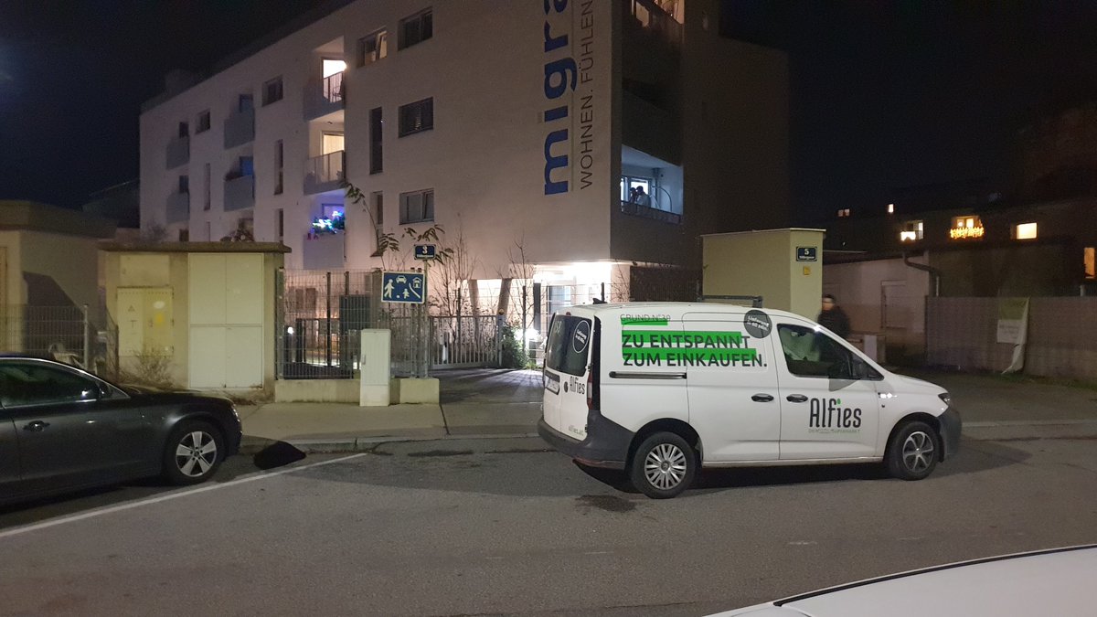 autofilou's tweet photo. Darf man dieses Parkverhalten sowas als minderbemittelt bezeichnen?!

Als ob nicht Platz genug wäre daneben...

#Alfies #zusteller https://t.co/xNNCEDxFJo