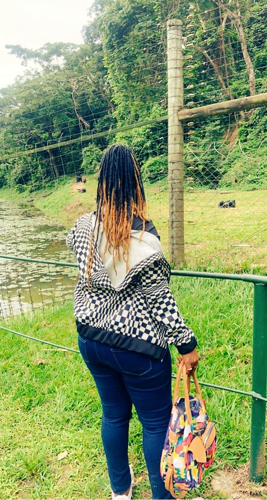 Pendant que le monde entier voit en l'Afrique ce que l'Africain ne voit pas, pendant que le monde médite, cogite, et planifie comment se partager l'Afrique, l'Africain cherche le paradis. Regardez notre patrimoine, notre beauté en RDC: Lola Ya Bonobo
