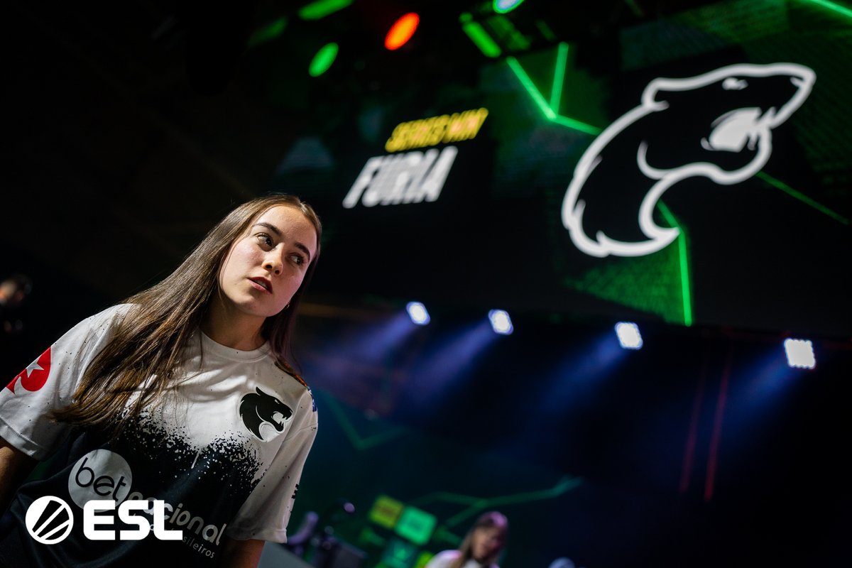 FURIA's tweet image. Nesse domingo seremos o Brasil no mundial feminino de CS:GO. 🇧🇷

#FURIACS Feminina enfrenta a #HSG às 06:00h da manhã pela SEMIFINAL da #ESLImpact Jönköping. 🇸🇪

#DIADEFURIA