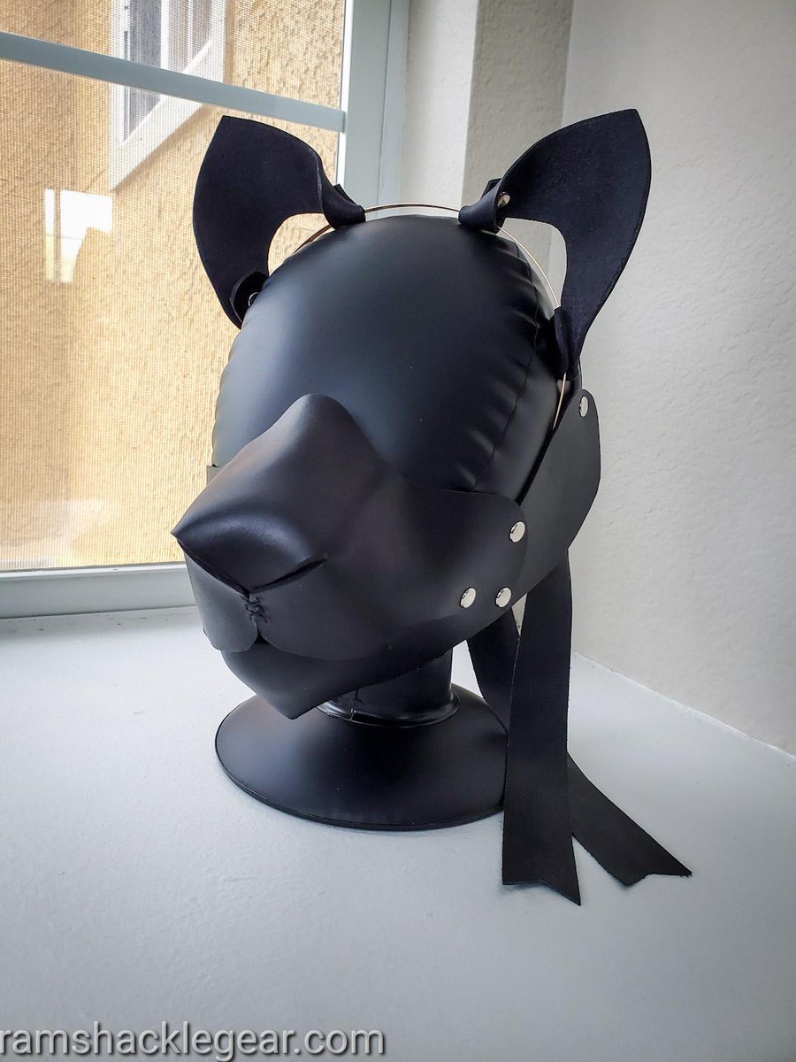 CUSTOM MUZZLE RAFFLE🌟

Wanted to do one to celebrate 2k, but better late than never! This is for a custom color muzzle, canine or feline style!

To enter:
Follow
Retweet 
Comment &amp; tag a friend

Ends December 3rd!