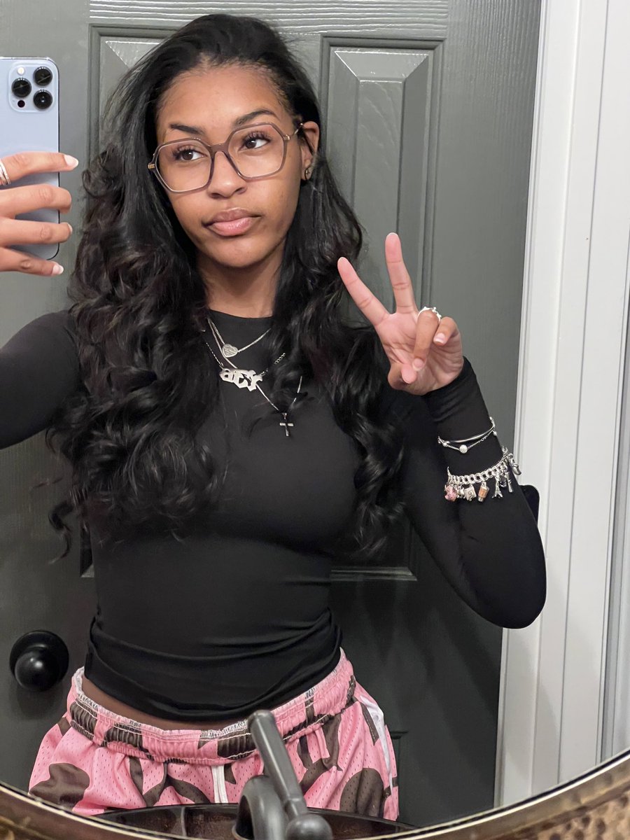 melaninpalace's tweet photo. I look spectacular 🤓 https://t.co/PW5a5FDCMx