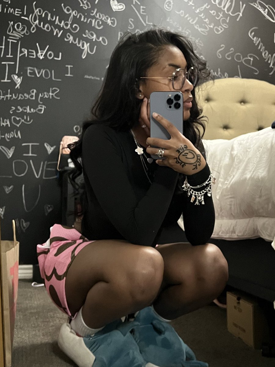 melaninpalace's tweet photo. I look spectacular 🤓 https://t.co/PW5a5FDCMx