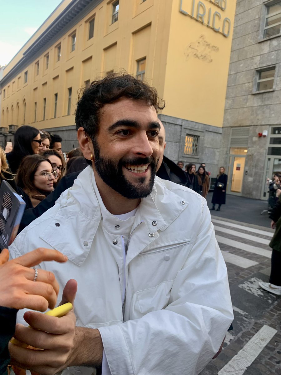 Clara__93's tweet photo. Io a Marco Mengoni voglio proprio bene ♥️ #vanitystories https://t.co/Ydl4kA17f3