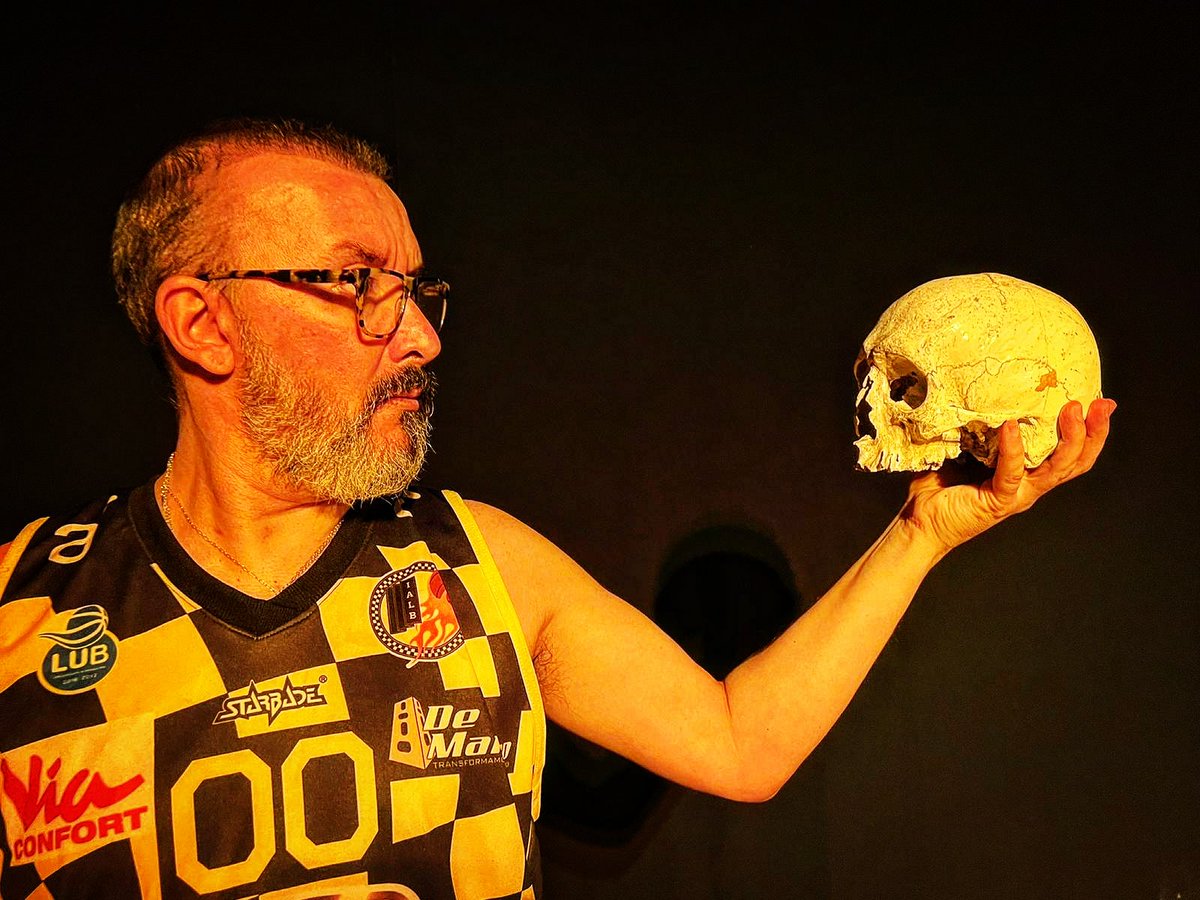 El primer Hamlet de @larreoficial de la historia , que la cuenten como quieran.
Gracias <a href="/rogegracia/">Rogelio Gracia</a> por permitirme ser #Hamlet por una noche, una locura hacer #HamletExpressoMacchiato , el viernes que viene no deberían perdérsela,  aunque no sea con la gloriosa de <a href="/LarreOficial/">Larre Borges</a>