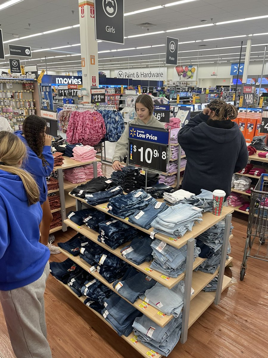 CHS_Womensbball's tweet photo. Grateful for another year to Christmas shop for a family in our community and a great reminder of how lucky we are. Happy Holiday Season, Hounds. 💙💛 https://t.co/aezsiIMq10
