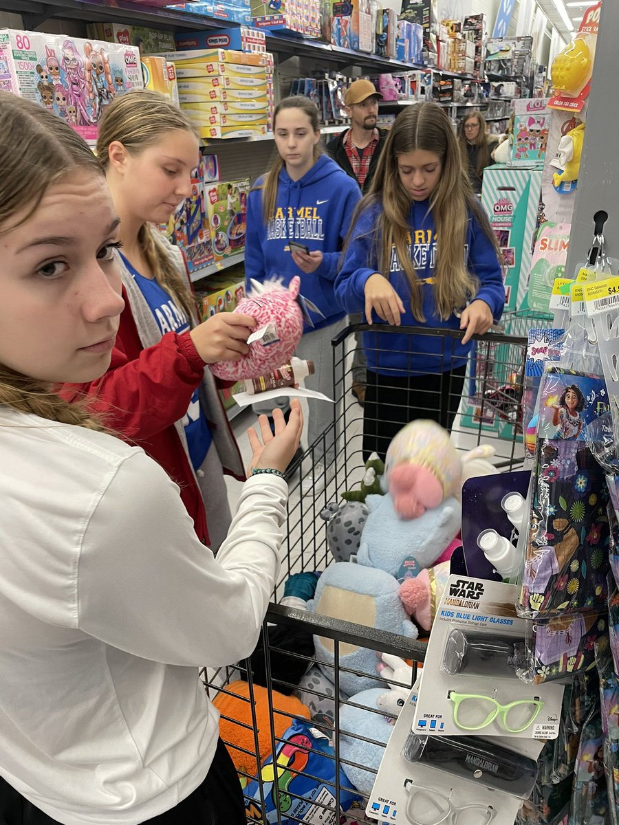 CHS_Womensbball's tweet photo. Grateful for another year to Christmas shop for a family in our community and a great reminder of how lucky we are. Happy Holiday Season, Hounds. 💙💛 https://t.co/aezsiIMq10