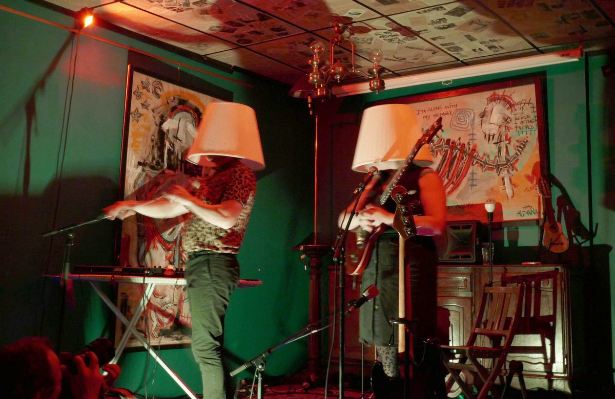 Monc fait un petit tour à l’épatant festival Les Nuits du Chat. Jules &amp; Jo portent haut la belgitude cintrée au bon endroit. Leurs ritournelles ciselées titillent l’imaginaire par devant, par derrière.
📷📹 facebook.com/MoncPlayTime
#chansons #livemusic #Photographie #Video