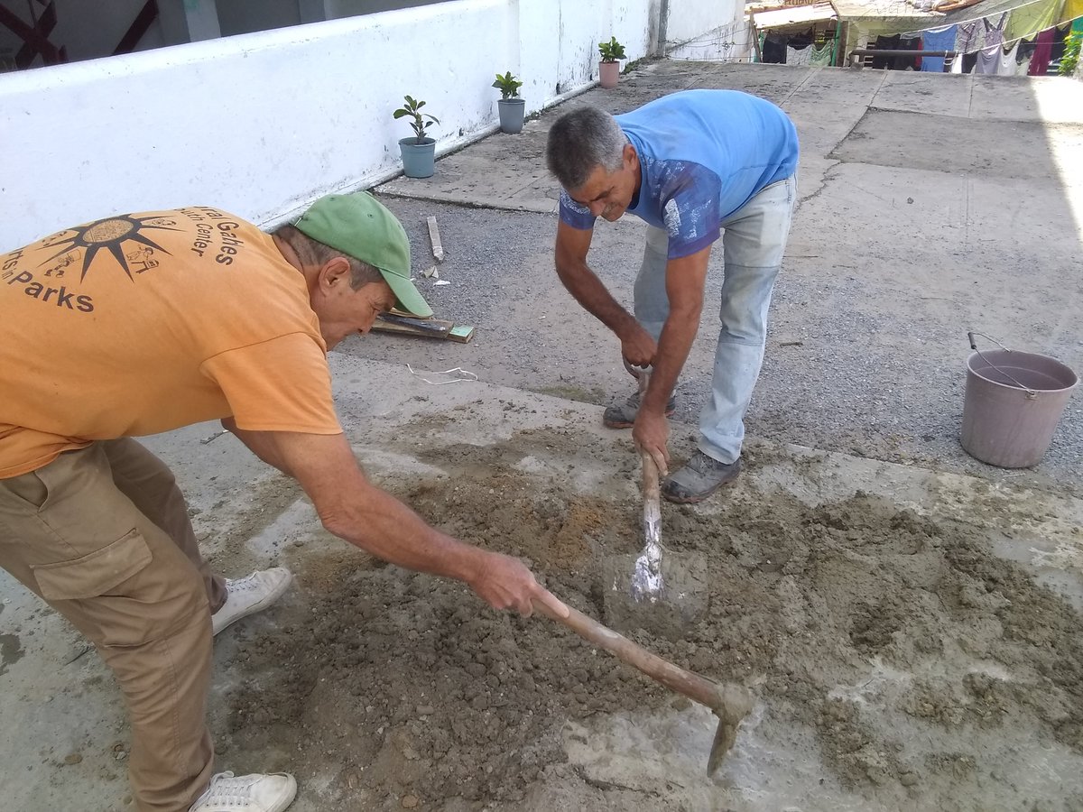 Con el apollo de la comunidad y la Dirección Municipal de Educación de #MinasDeMatahambre profesores y no docentes del centro eliminan barrera arquitectónica.
#CubaViveYTrabaja #EducaciónMinasDeMatahambre