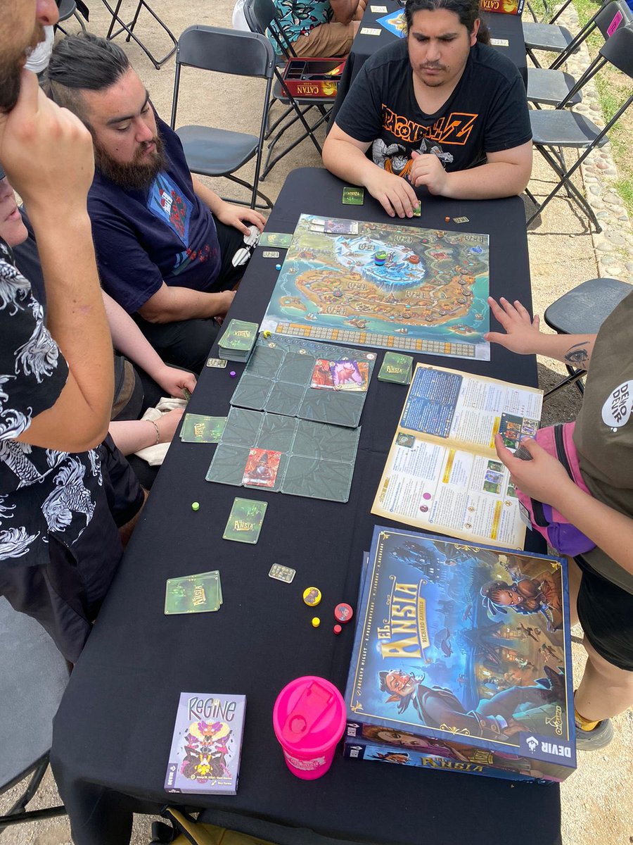 Muni_provi's tweet photo. JUEGOS EN EL PARQUE🎲🃏
¡No te quedes #mepple!🤭Te esperamos a ti y a todos los #habitantes, en Parque de Las Esculturas, hoy y este 26/11, para #ñoñear y jugar. Más info, acá👉🏽 https://t.co/j1Uaja8I8n https://t.co/FSH7kx52pR