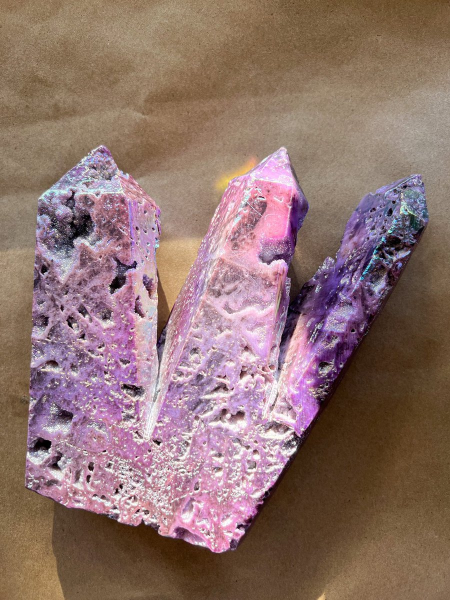 sailorstarstore's tweet photo. Aura coated crystals ✨

Clear Quartz and Sphalerite https://t.co/mDXCQ9oU8O
