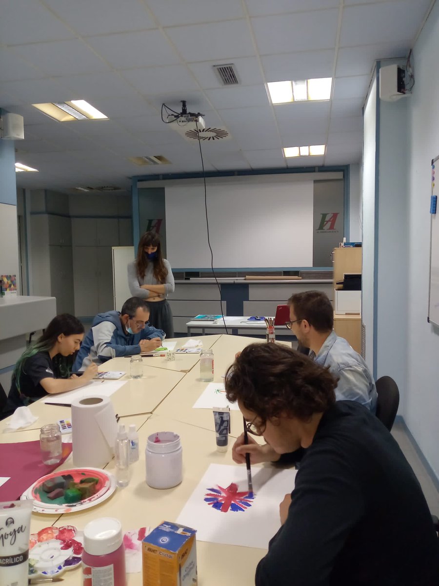 AutismoHuesca's tweet photo. Asociados de #AutismoHuesca han aprendido en nuestro taller formativo "Creatividad y diseño aplicado al producto" aspectos relacionados con la expresión #artística junto Silvia Cored Orús, profesional de #BellasArtes. Las láminas servirán para nuestro calendario solidario de 2023 https://t.co/cdA8kXnati