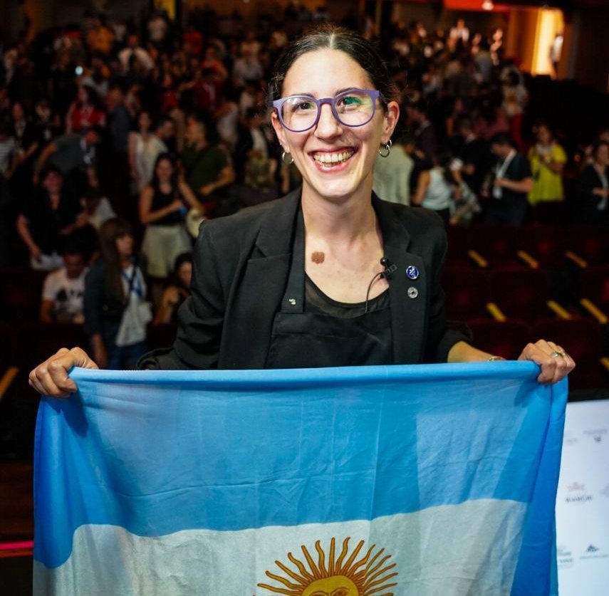 Asoc. Arg. de Sommeliers (@aasommeliers) on Twitter photo ¡Y la Mejor Sommelier de Argentina es... <a href="/AndyDonadio/">Andrea Donadio</a>! 🇦🇷🍷👏
Luego de una final que incluyó pruebas de cata, servicio, maridaje y conocimiento general del mundo del vino, Argentina ya tiene una nueva representante de cara al mundo. 🌐
¡Felicidades! ¡Y la Mejor Sommelier de Argentina es... <a href="/AndyDonadio/">Andrea Donadio</a>! 🇦🇷🍷👏
Luego de una final que incluyó pruebas de cata, servicio, maridaje y conocimiento general del mundo del vino, Argentina ya tiene una nueva representante de cara al mundo. 🌐
¡Felicidades!