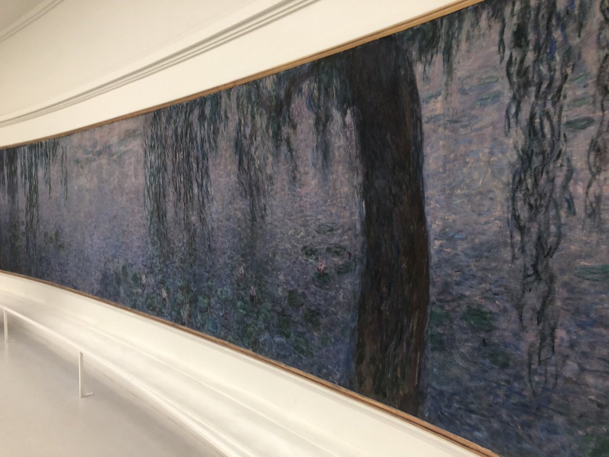 パリに来たよ。
時差の関係で朝6時から仕事してます。
ルーヴルの前で仕事してるの僕だけ