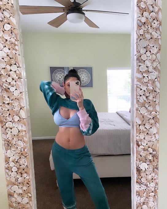2 pic. Mom Bod. https://t.co/tsaaMTxdXu
