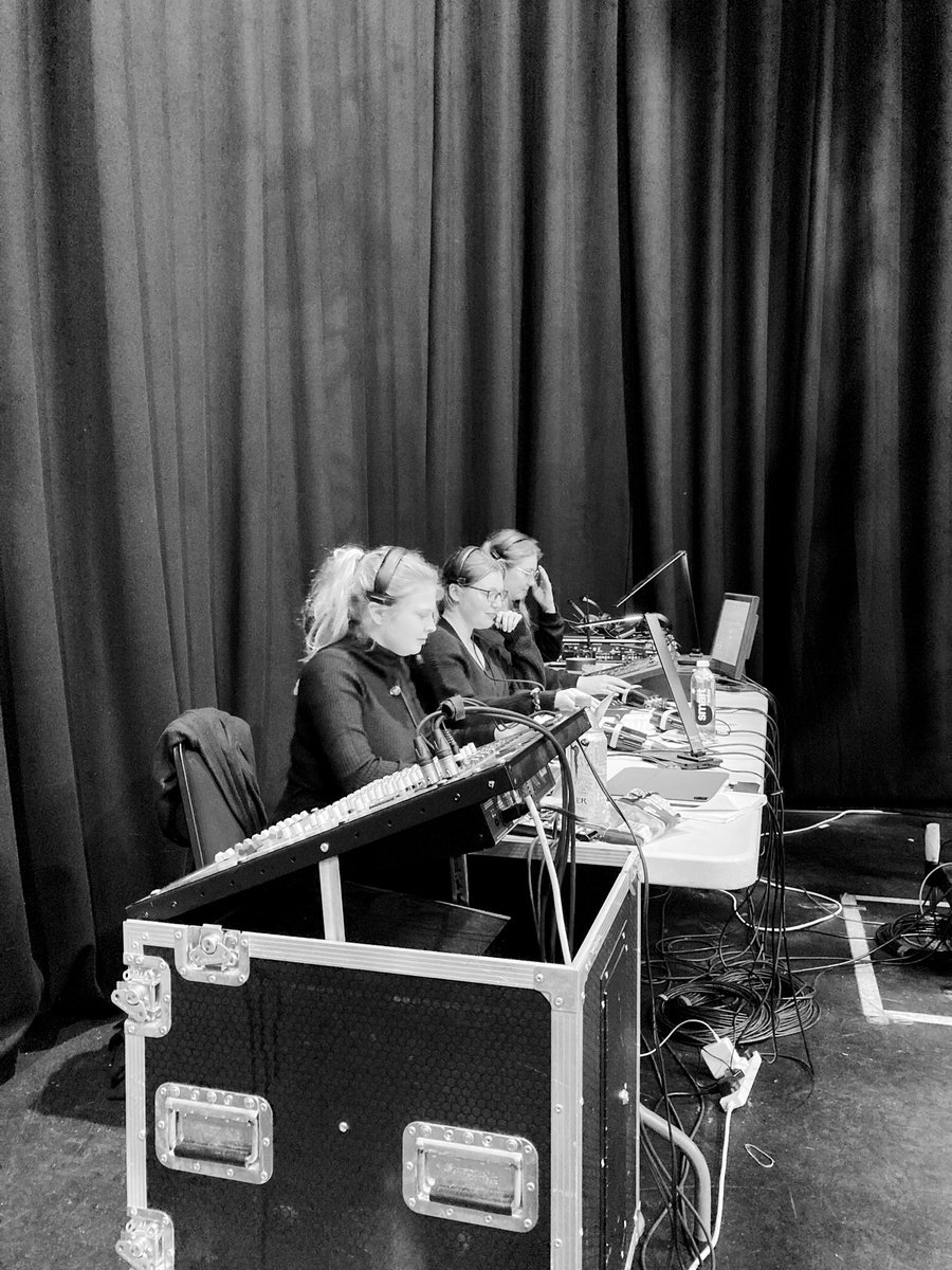 UWTSDLOVEPLAY's tweet photo. Actors warmed up ✅
All the crew ready to go ✅

..it’s showtime!👀 

@UWTSD_Perf_Arts @UWTSD_TDP @UwtsdA https://t.co/h7alAdsz6d