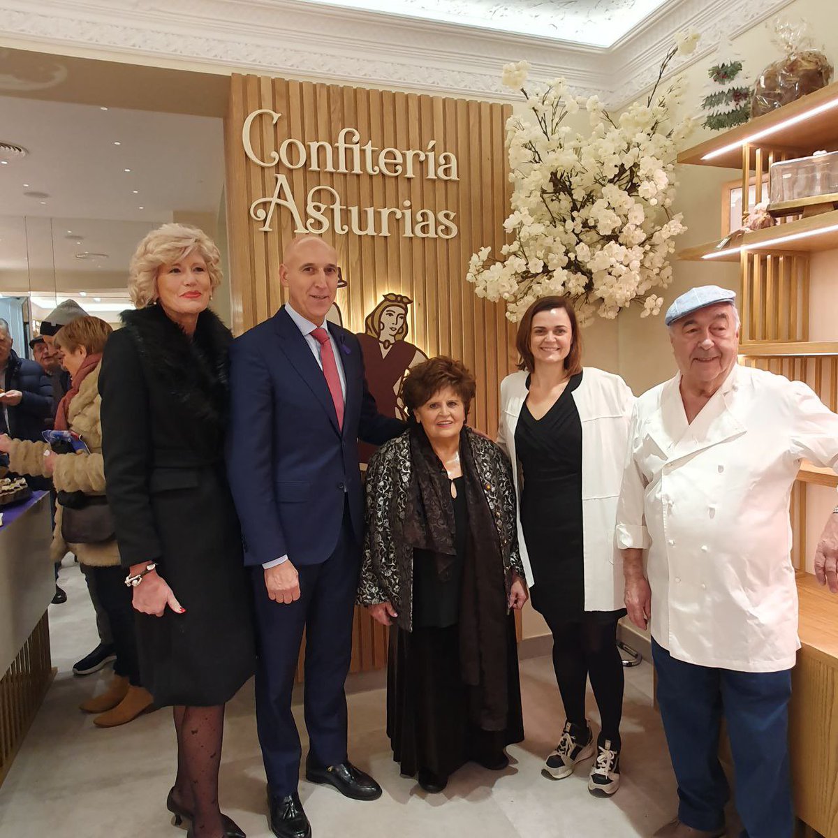 JADIEZLEON's tweet photo. Enhorabuena a @Confitasturias y mucha suerte con el nuevo local. Un placer acompañaros #leonesp https://t.co/UPMSx8tFnk