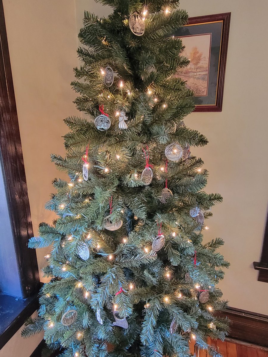 ExleyC's tweet photo. @HampshirePewter I'm running out of room on the tree.   Maybe we'll have to get a second tree next year. https://t.co/A9mkYqeo2X